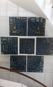 913215 Afbeelding van het door Fedde Weidema in 1953 ontworpen gebrandschilderde glas-in-loodraam in de glaswand van ...